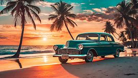 Oldtimer op het strand met zonsondergang