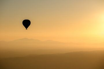 Zonsopkomst, luchtballon in Cappadocië
