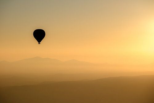 Zonsopkomst, luchtballon in Cappadocië