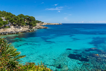 Mallorca, Sommer in der paradiesischen Bucht von Cala Gat türkisfarbenes Wasser Panorama