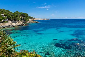 Mallorca, Zomertijd bij paradijselijke baai van cala gat turquoise wateren panorama van adventure-photos