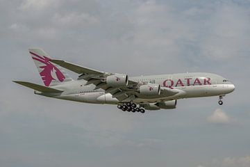 Landende Qatar Airways Airbus A380 passagiersvliegtuig.