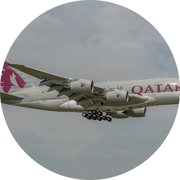 Landende Qatar Airways Airbus A380 passagiersvliegtuig. van Jaap van den Berg