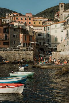 Traditioneel Italiaans dorp aan de Middellandse Zee. van Anja Prins