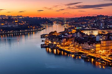 Uitzicht over Porto en Douro Rivier, Portugal van Adelheid Smitt