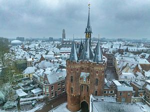 Das alte Stadttor von Zwolle Sassenpoort an einem kalten Wintermorgen