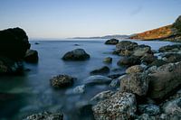 stenen strand met zee en land.