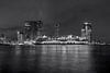 Skyline Rotterdam met cruiseschip 'Rotterdam VII' in zwart wit van Fotografie Ronald thumbnail