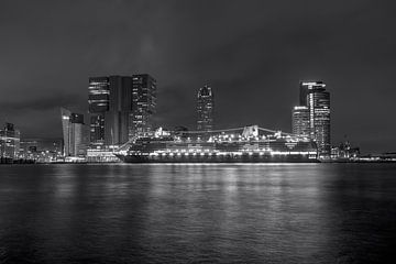 Ligne d'horizon de Rotterdam avec le bateau de croisière 'Rotterdam VII' en noir et blanc