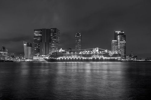 Skyline Rotterdam met cruiseschip 'Rotterdam VII' in zwart wit