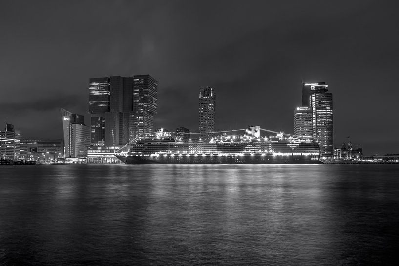 Skyline Rotterdam met cruiseschip 'Rotterdam VII' in zwart wit van Fotografie Ronald