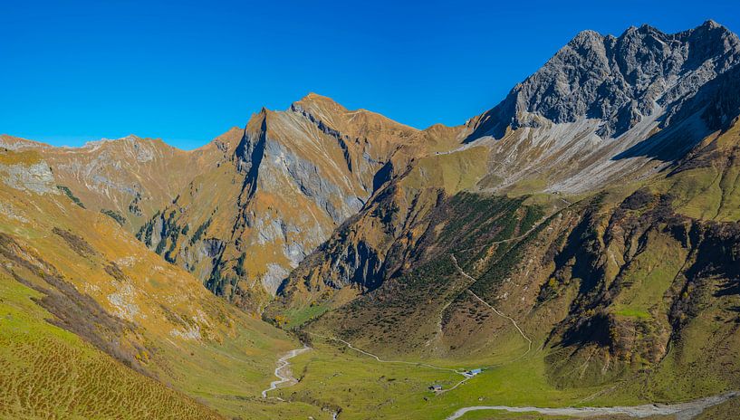 Alm in de Oytal, Allgäuer Alpen van Walter G. Allgöwer