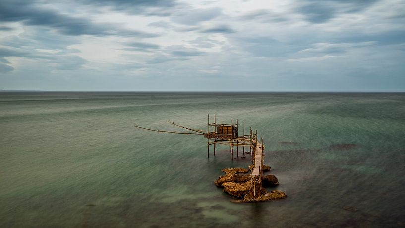 Zwischen Wind und Wasser - Trabocco di Punta Aderci von Teun Ruijters