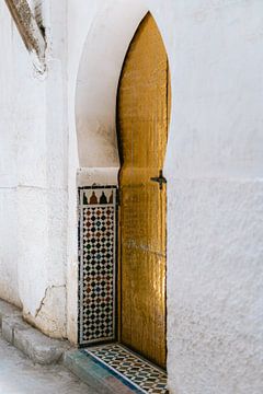 Porte dorée au Maroc | architecture décorative | photographie de voyage sur Studio Rood