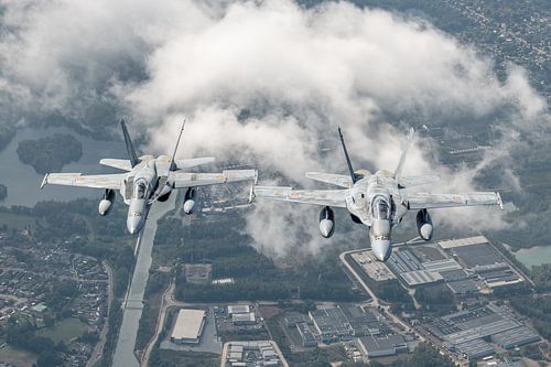 Formatie van twee Spaanse EF-18A Hornets.