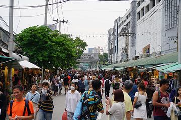 Chatuchak Weekendmarkt in Bangkok: Een caleidoscoop van kleuren, cultuur en handel, weerspiegeling van Thailand's erfgoed en wereldwijde invloeden in een dynamische marktomgeving van Sharon Steen Redeker