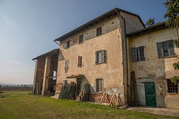 Altes Bauernhaus im Abendlicht in Piemont, Italien