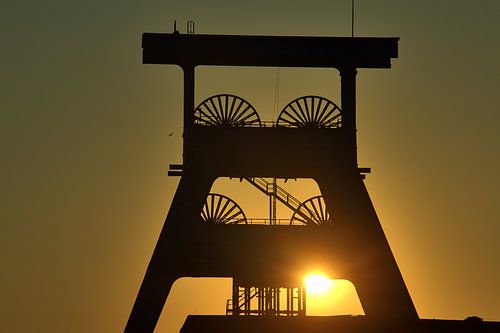 Zonsondergang bij de schacht