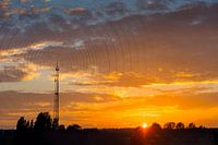 Zendmast met radio golven bij zonsondergang