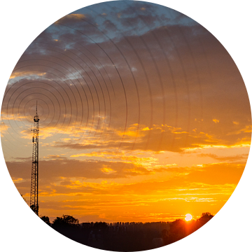 Zendmast met radio golven bij zonsondergang van Peter Hermus