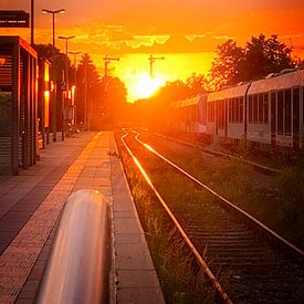 Sfeervolle zonsondergang op het station van Dirk-Jan Steehouwer