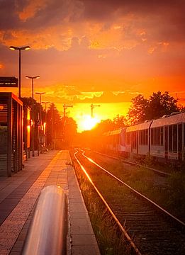 Stimmungsvoller Sonnenuntergang am Bahnhof von Dirk-Jan Steehouwer