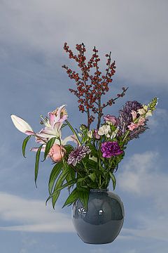 Illustratie van een bouquet bloemen met blauwe achtergrond van W J Kok