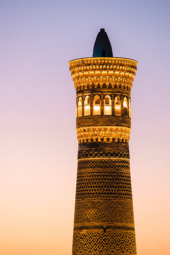 Beleuchtetes Minarett bei Sonnenuntergang | Reisefotografie Druck