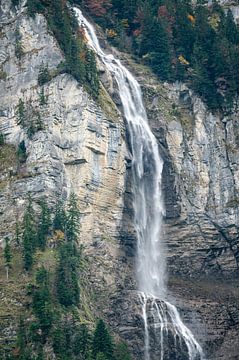 Chute d'eau dans les Alpes suisses sur KC Photography