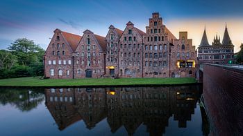 Historischer Salzspeicher mit Holstentor in Lübeck