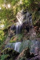 Lichtstralen bij de waterval van Urach