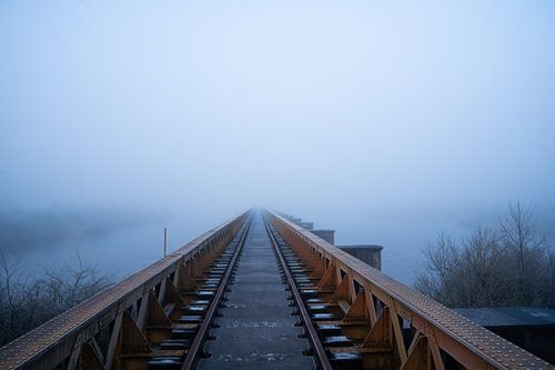Moerputtenbrug in de mist zonder eind