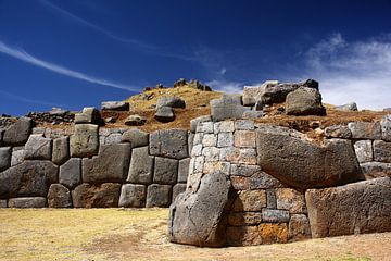 Sacsayhuamán een ruine vlakbij bij de stad Cuzco in Peru van Yvonne Smits