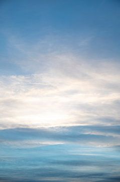 Dromerige pastel blauw en witte wolken - natuurfotografie
