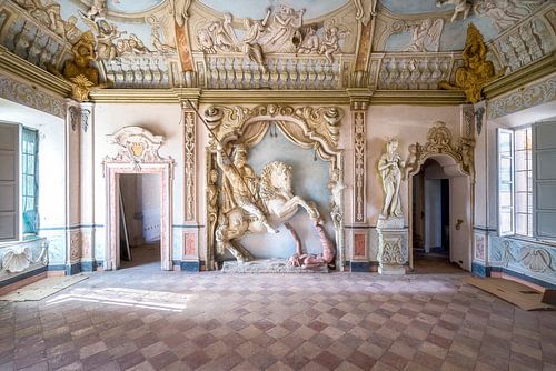 Verlaten Beeld van een Paard. van Roman Robroek - Foto's van Verlaten Gebouwen