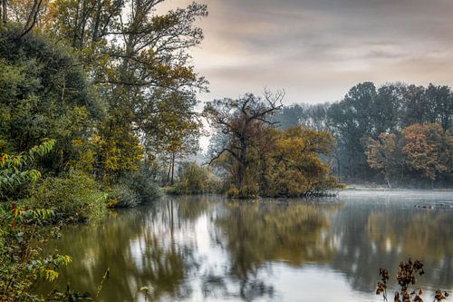 Beautiful autumn colors at the pond of Horst