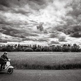 Scooter met dreigend onweer. van Roland Coenraets