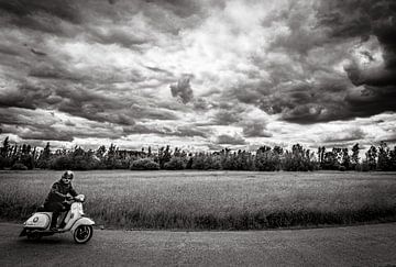 Scooter met dreigend onweer. van Roland Coenraets