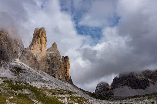 Bergtoppen in de wolken