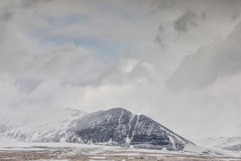 Besneeuwde bergen in Noorwegen van Marcel Kerdijk
