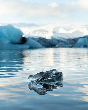 Jökulsárlón glacier lake closeup by Berdien Hulsdouw