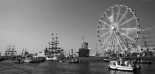 Segel Amsterdam in der Ij (schwarz und weiß)