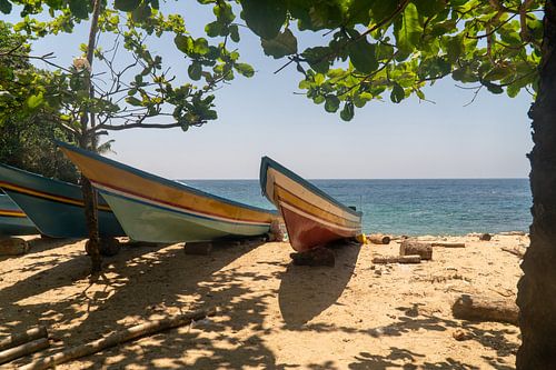 Boten op het strand Ambon, Molukken.