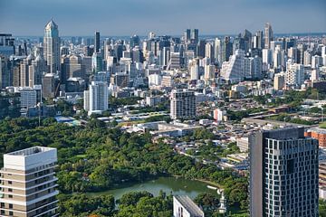 Boven de wolken van Bangkok van Bernd Hartner
