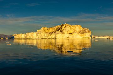 Eisberg in der Mitternachtssonne von Chris Stenger