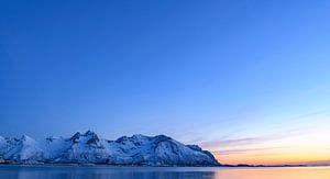 Verschneite Winterlandschaft bei Sonnenuntergang auf den Lofoten in Norwegen