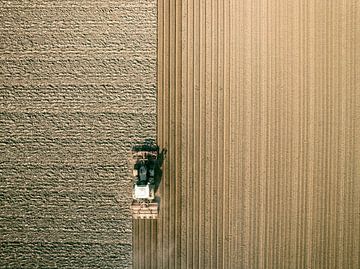 Tractor maakt de grond klaar voor het planten van gewassen van Sjoerd van der Wal