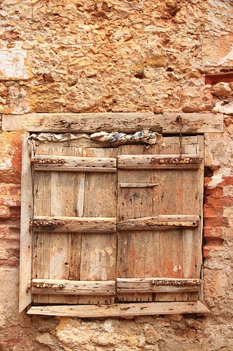 Volets en bois pour une fenêtre avec mur