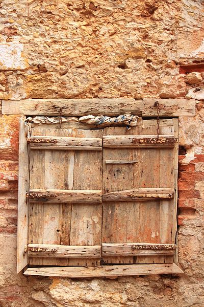 Fensterläden aus Holz für ein Fenster mit Wand von Bobsphotography