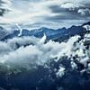 Chaîne de montagnes des Alpes dans les nuages sur eric van der eijk